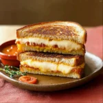 Sándwiches de pan dorado con queso derretido servidos calientes en sartén