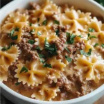 Pasta farfalle con carne molida y salsa cremosa de queso en sartén