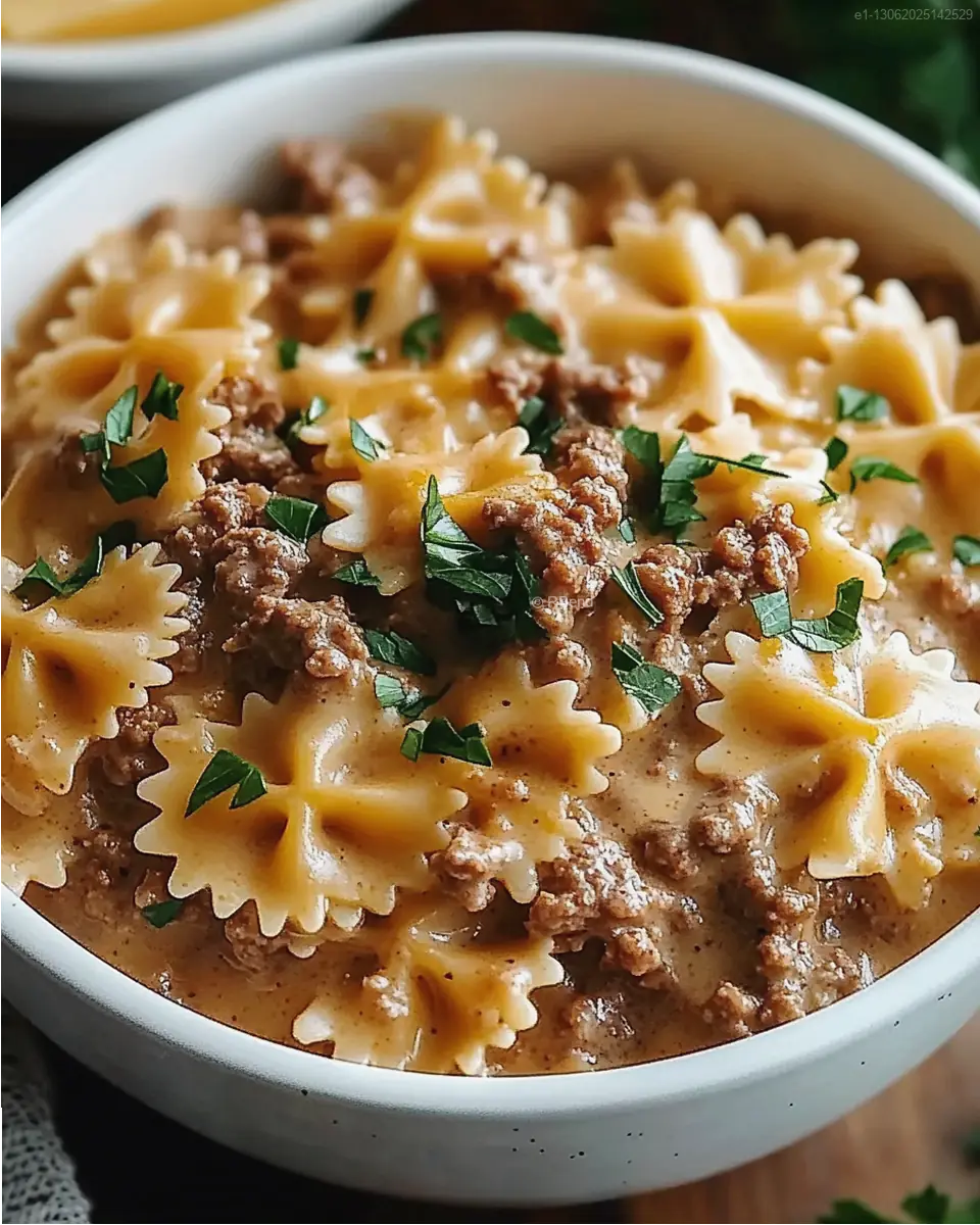 Pasta farfalle con carne molida y salsa cremosa de queso en sartén